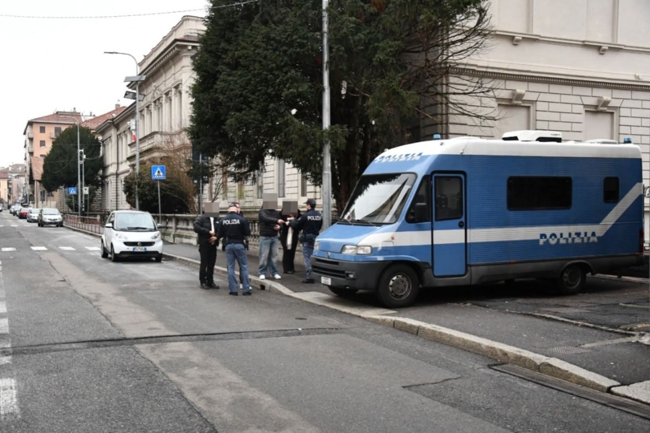 Giovani bloccano strada a Varese per video trap, colpiti da Daspo biennale