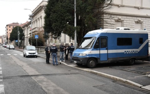 Giovani bloccano strada a Varese per video trap, colpiti da Daspo biennale