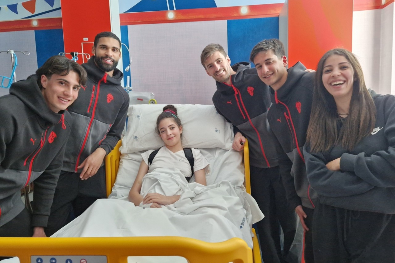 I calciatori Gabbia e Loftus-Cheek incontrano i piccoli pazienti della Pediatria