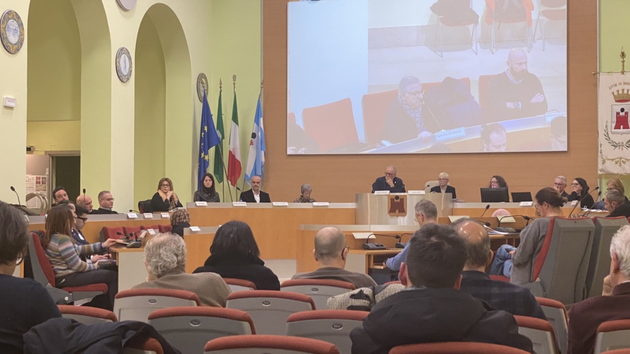 Il Consiglio comunale di Saronno onora Umberto Bossi con un minuto di silenzio