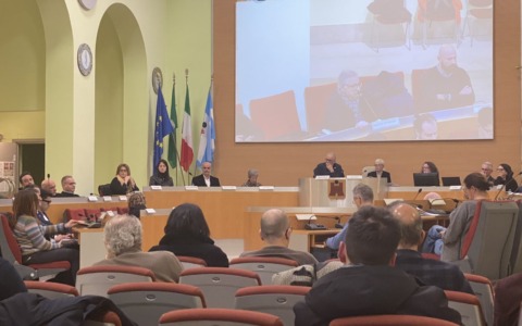 Il Consiglio comunale di Saronno onora Umberto Bossi con un minuto di silenzio