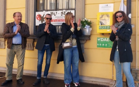 Installato il DAE di Vivere a Colori: “Il cuore di Eleonora vive in questo defibrillatore”