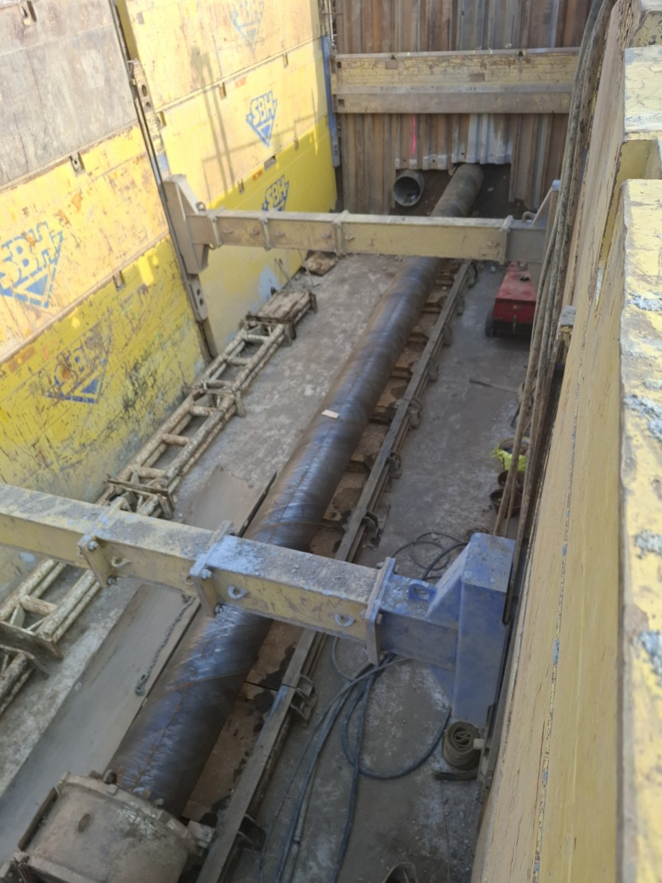 Lavori di teleriscaldamento: spingitubo per oltrepassare la ferrovia