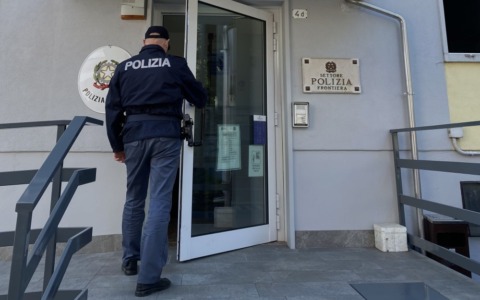 Polizia salva una giovane donna da un tentato suicidio