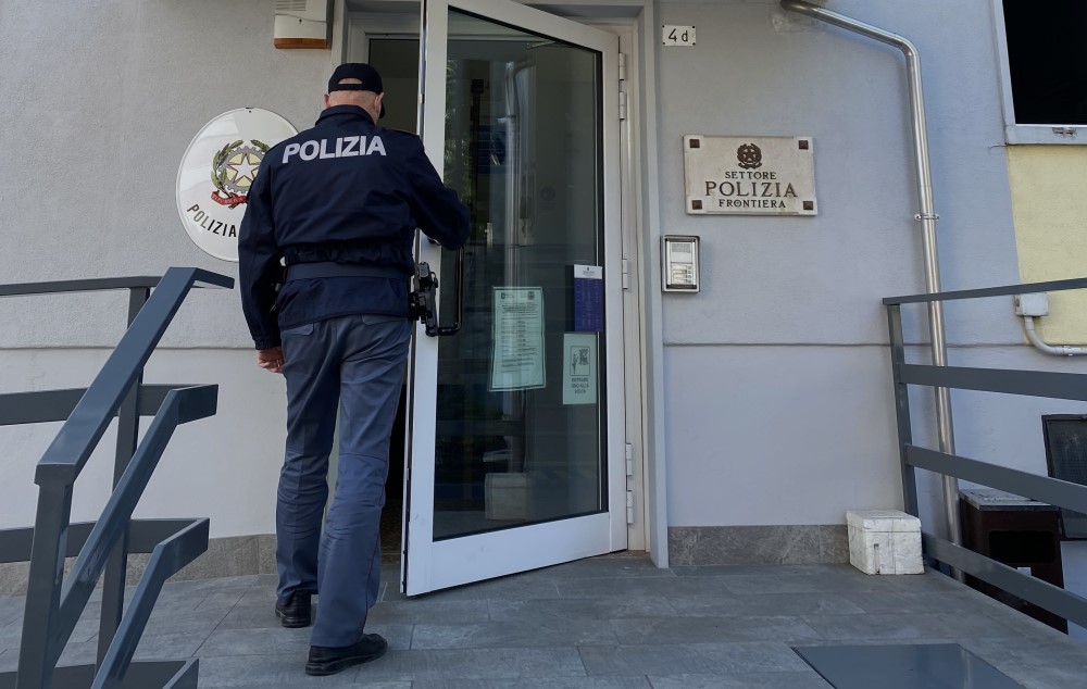 Polizia salva una giovane donna da un tentato suicidio