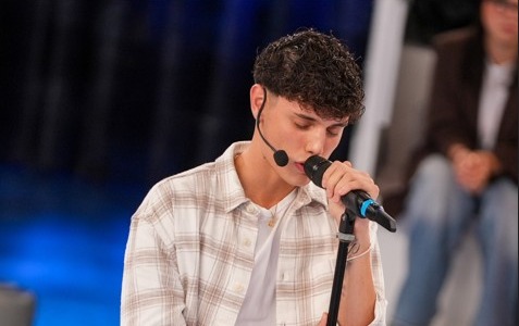Riccardo Stimolo entra nel serale di Amici: una nuova sfida per il giovane talento
