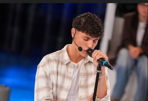 Riccardo Stimolo entra nel serale di Amici: una nuova sfida per il giovane talento