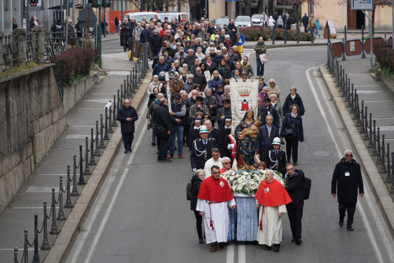 Saronno celebra il Voto con la tradizione della cera e il ricordo di monsignor Centemeri
