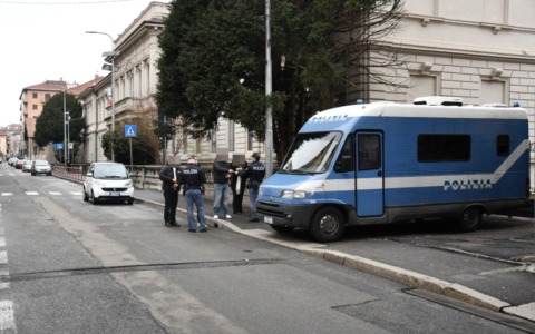 Varese, bloccano il traffico per un video trap: otto fogli di via dal Questore