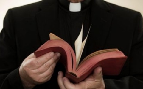 Arrestato un 51enne che si fingeva sacerdote per raggirare un parroco