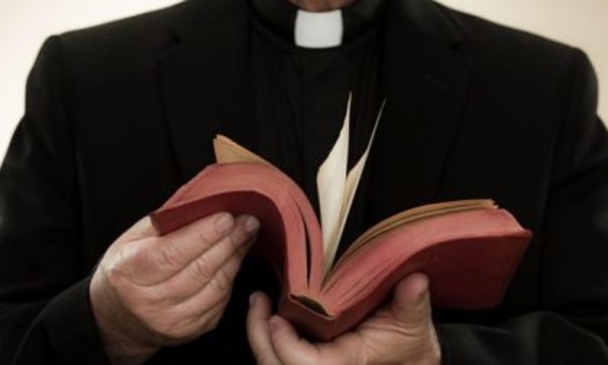 Arrestato un 51enne che si fingeva sacerdote per raggirare un parroco