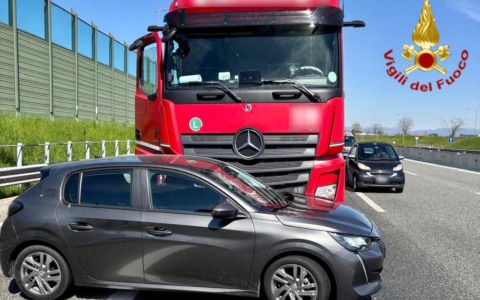 Camion trascina auto per 70 metri in autostrada