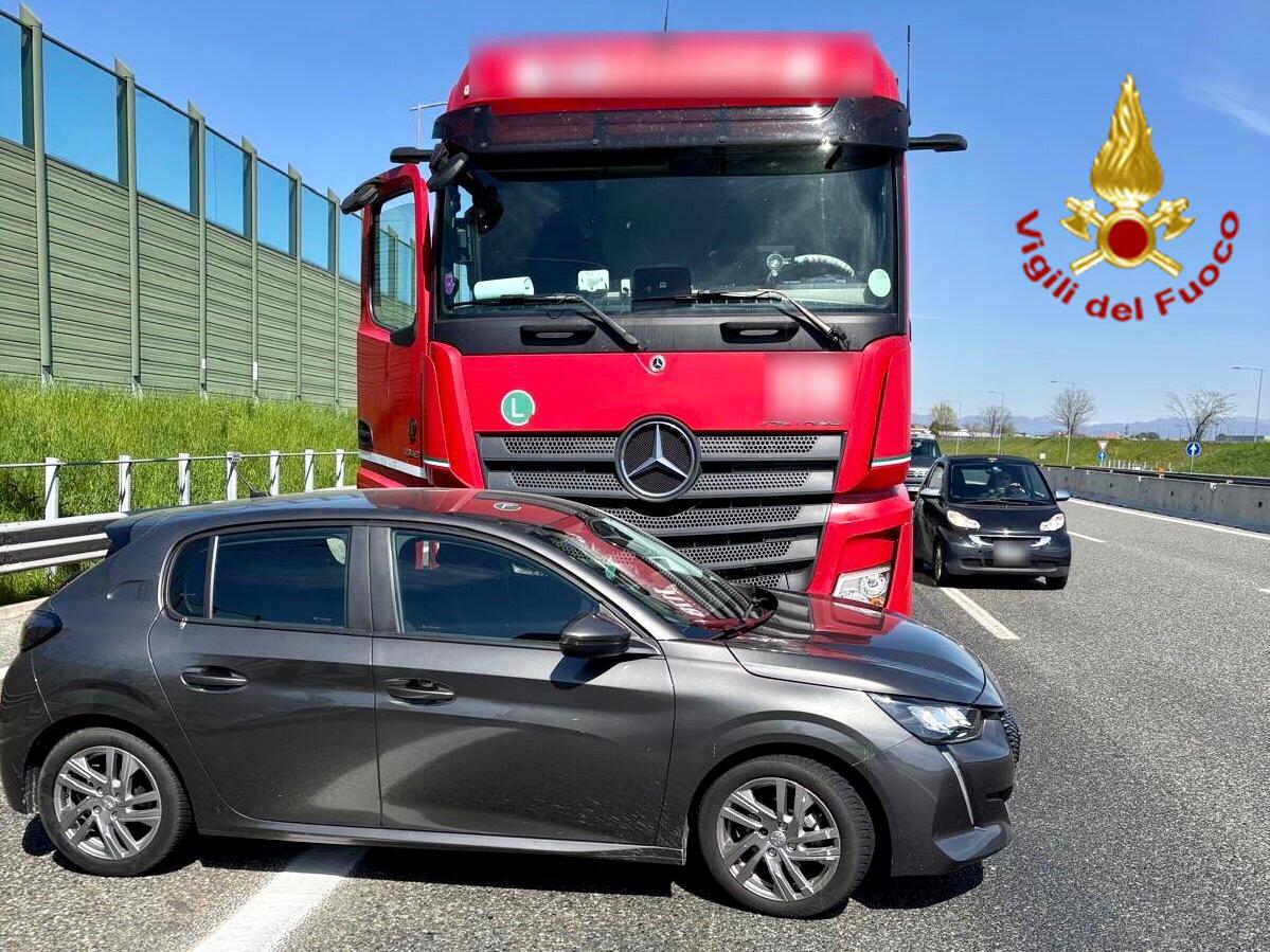 Camion trascina auto per 70 metri in autostrada
