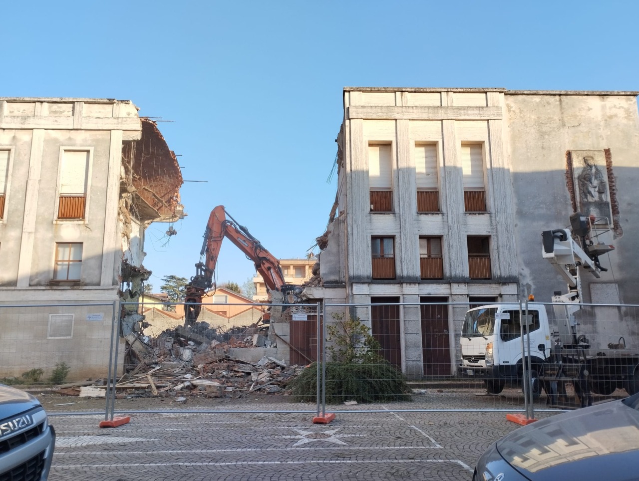 Demolita l’ex Casa della Cultura a Tradate
