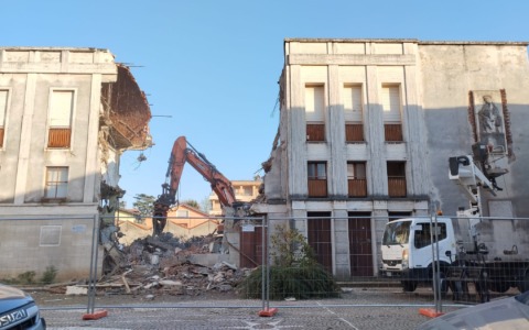 Demolita l’ex Casa della Cultura a Tradate
