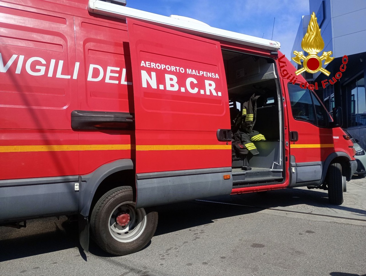 Fuga di sostanza irritante in un autosalone a Saronno: l’intervento dei Vigili del fuoco