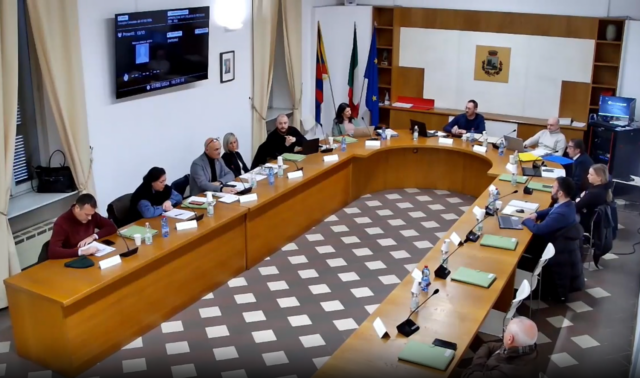 Il Presidente del consiglio comunale di Caronno Pertusella si scusa per una bestemmia in diretta