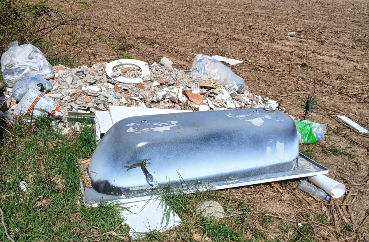 In via Del Carso compare una vasca da bagno