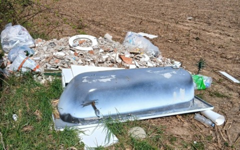 In via Del Carso compare una vasca da bagno