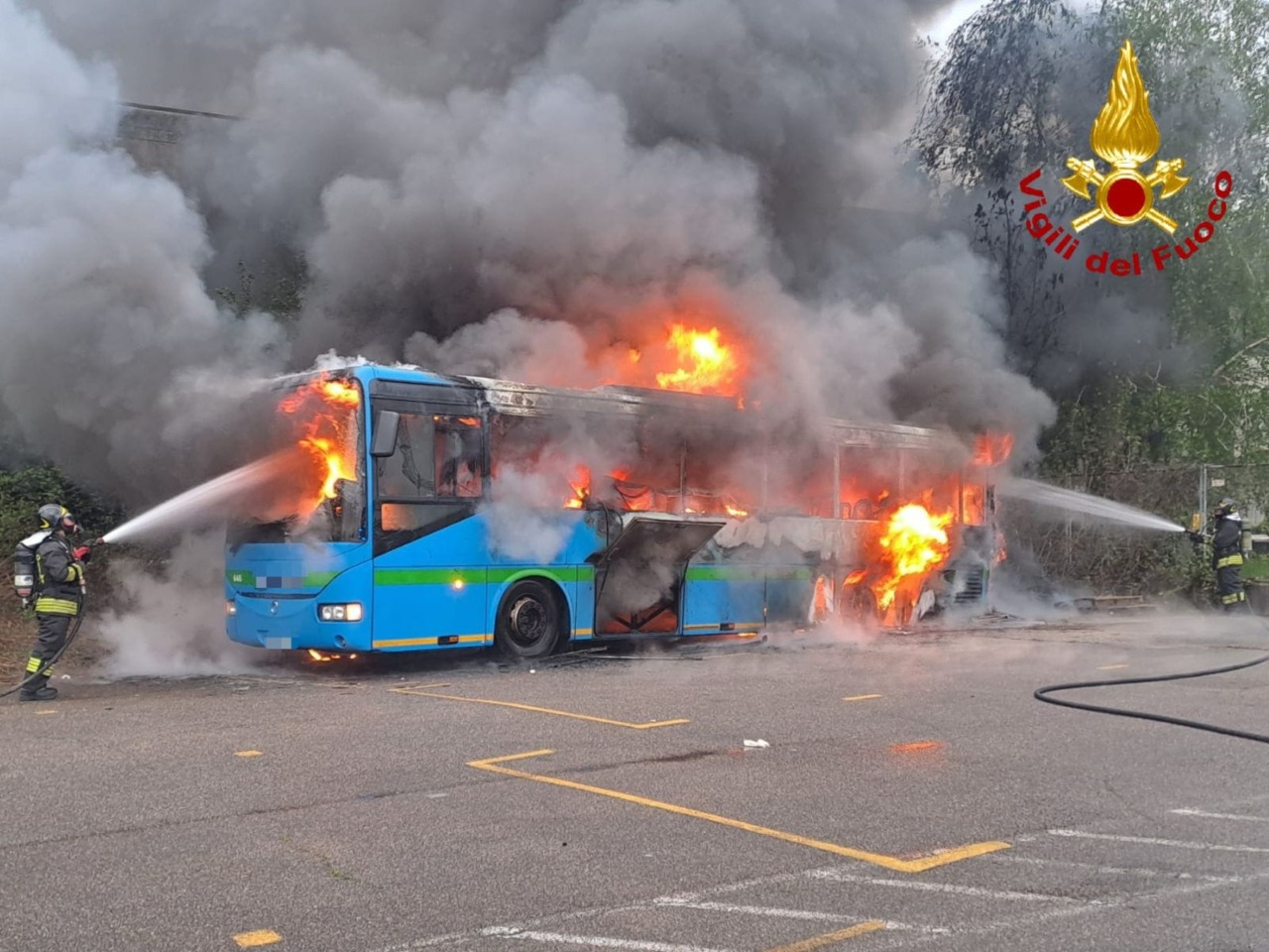 Incendio di un bus nel deposito: intervento dei vigili del fuoco