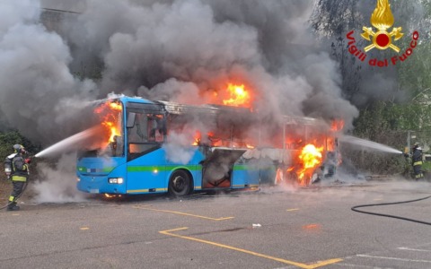 Incendio di un bus nel deposito: intervento dei vigili del fuoco