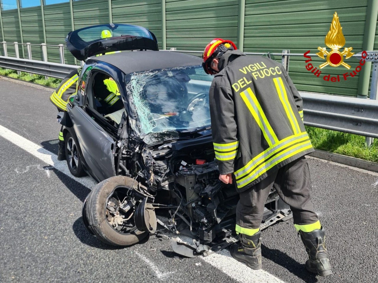 Incidente tra un’auto elettrica e un mezzo pesante: i Vigili del Fuoco sul posto