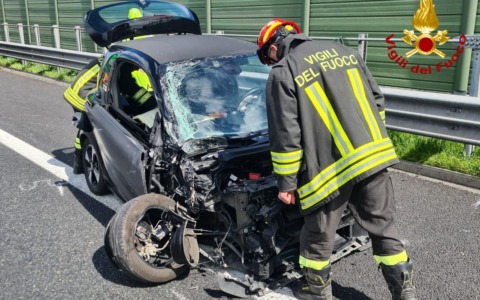 Incidente tra un’auto elettrica e un mezzo pesante: i Vigili del Fuoco sul posto