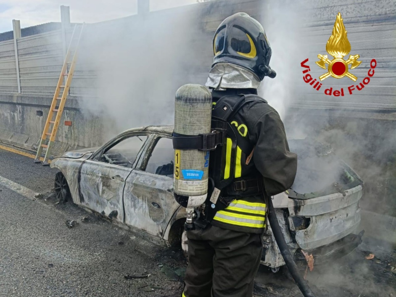 Intervento dei Vigili del Fuoco per auto in fiamme sulla A8