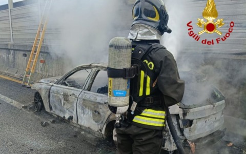 Intervento dei Vigili del Fuoco per auto in fiamme sulla A8