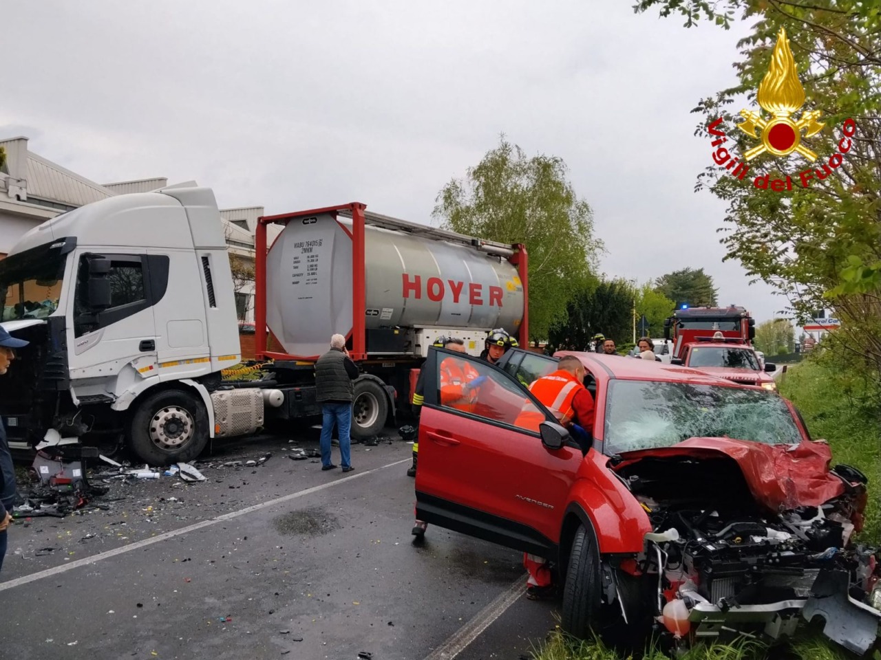 Scontro frontale tra auto e camion a Fagnano, un 36enne ferito