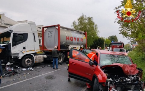 Scontro frontale tra auto e camion a Fagnano, un 36enne ferito