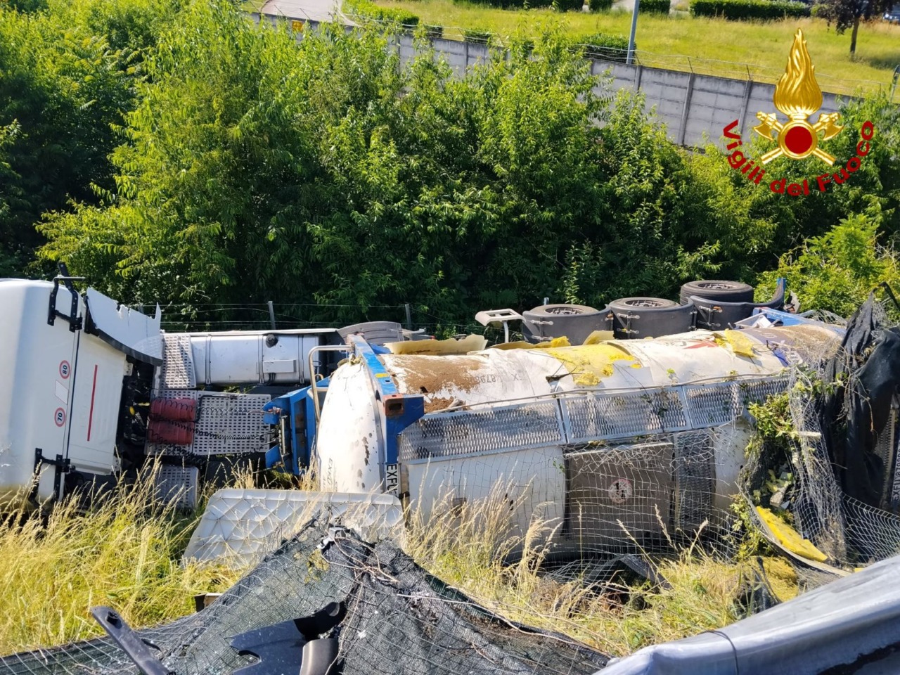 Autocisterna si ribalta allo svincolo: attimi di paura