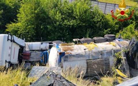 Autocisterna si ribalta allo svincolo: attimi di paura