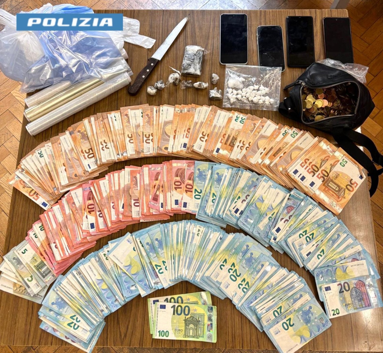 Droga nascosta nel controsoffitto e nel cassonetto della tapparella