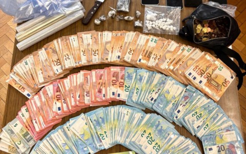 Droga nascosta nel controsoffitto e nel cassonetto della tapparella