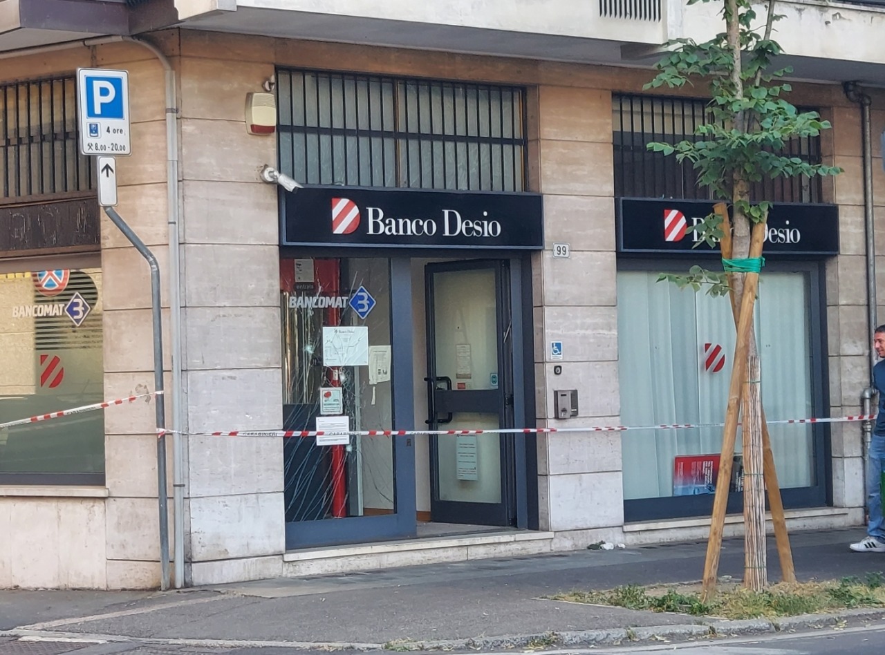 Esplosione al bancomat del Banco Desio a Tradate