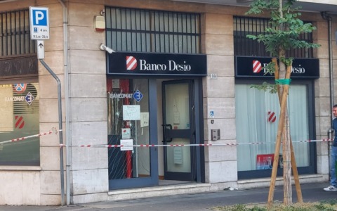 Esplosione al bancomat del Banco Desio a Tradate