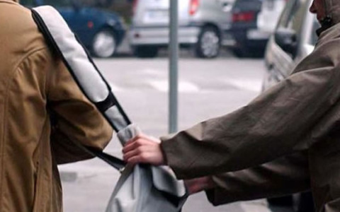 Fagnano, scippata mentre pedala in via Roma: «Un gesto di cattiveria»