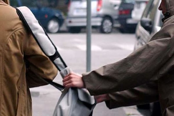 Fagnano, scippata mentre pedala in via Roma: «Un gesto di cattiveria»