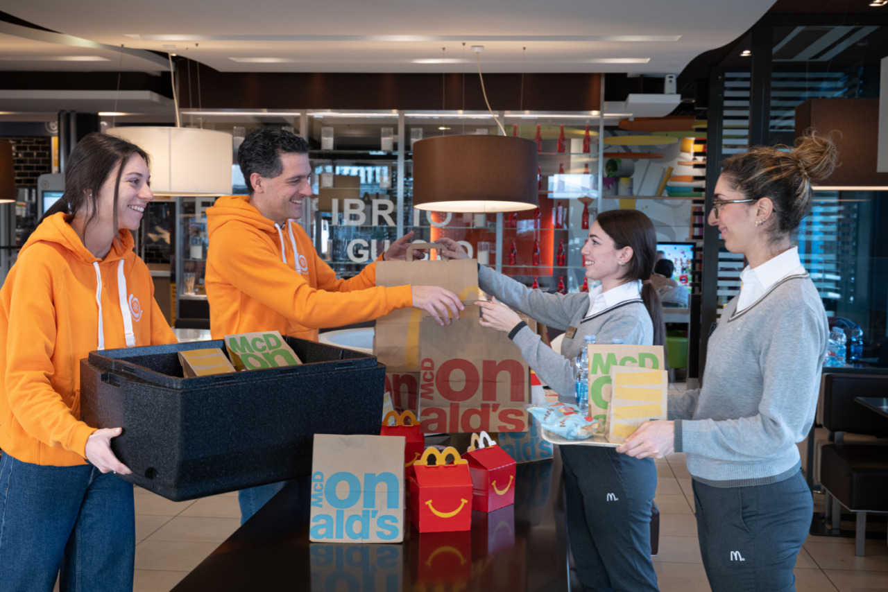 “Sempre aperti a donare”: 190 pasti settimanali dai McDonald’s di Varese