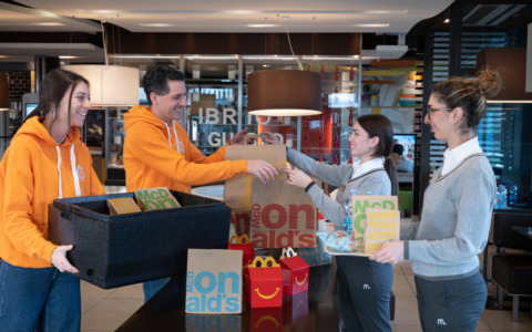 “Sempre aperti a donare”: 190 pasti settimanali dai McDonald’s di Varese