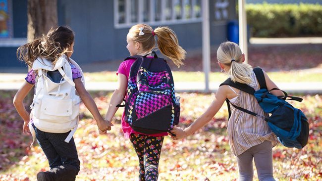 Strade chiuse attorno alle scuole: si torna a scuola a piedi e in bici