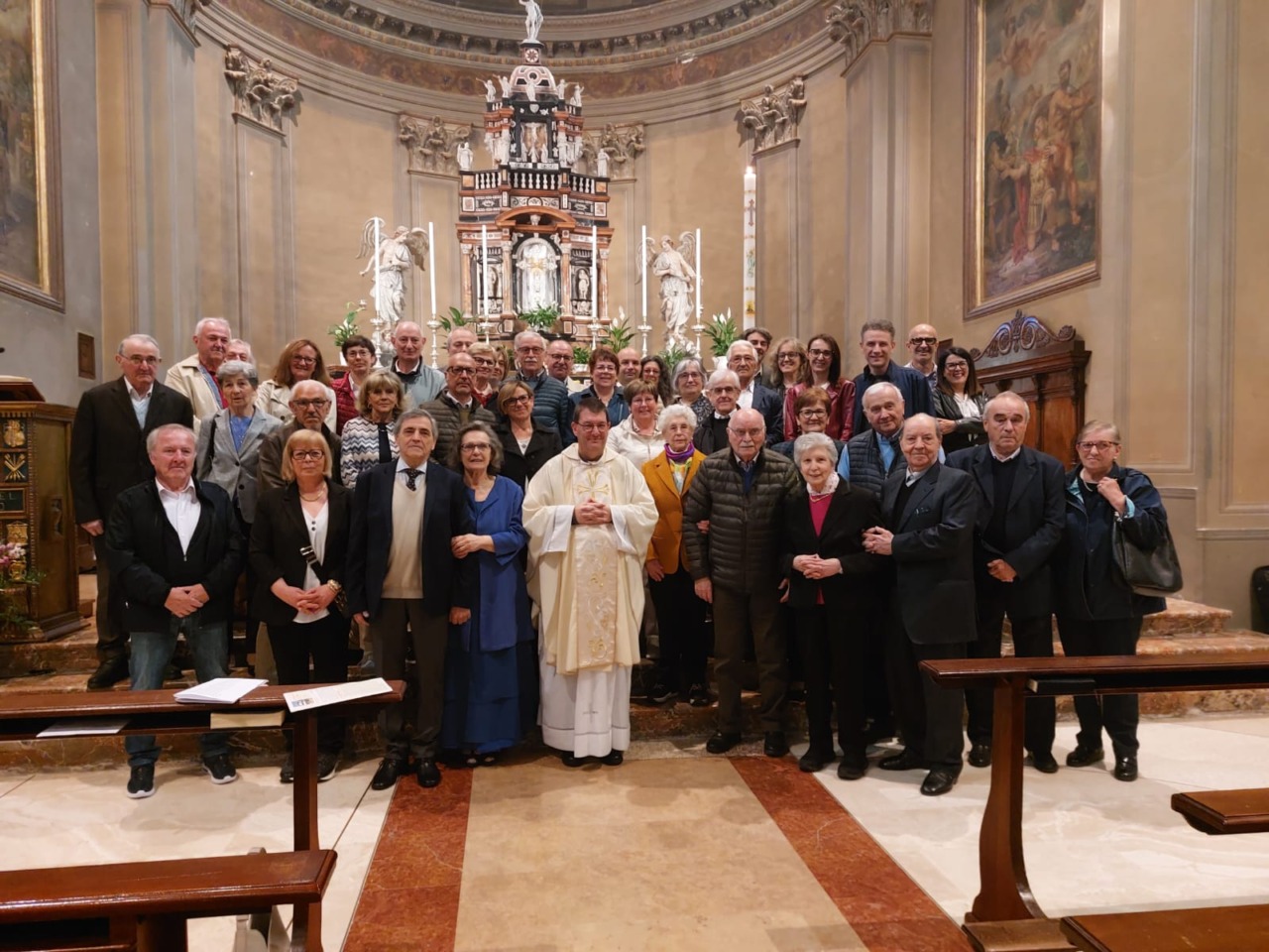 Ventuno coppie festeggiano anniversari e rinnovano promesse matrimoniali