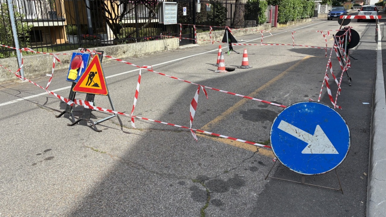 Chiusa via Monte Bianco per una voragine