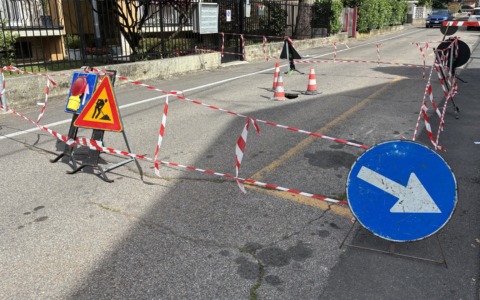 Chiusa via Monte Bianco per una voragine