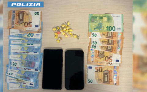 Cittadino straniero arrestato con 22 dosi di cocaina e oltre mille euro in contanti