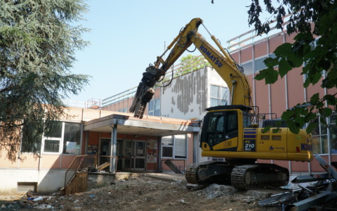 Demolizione del vecchio edificio della Primaria Rodari avviata