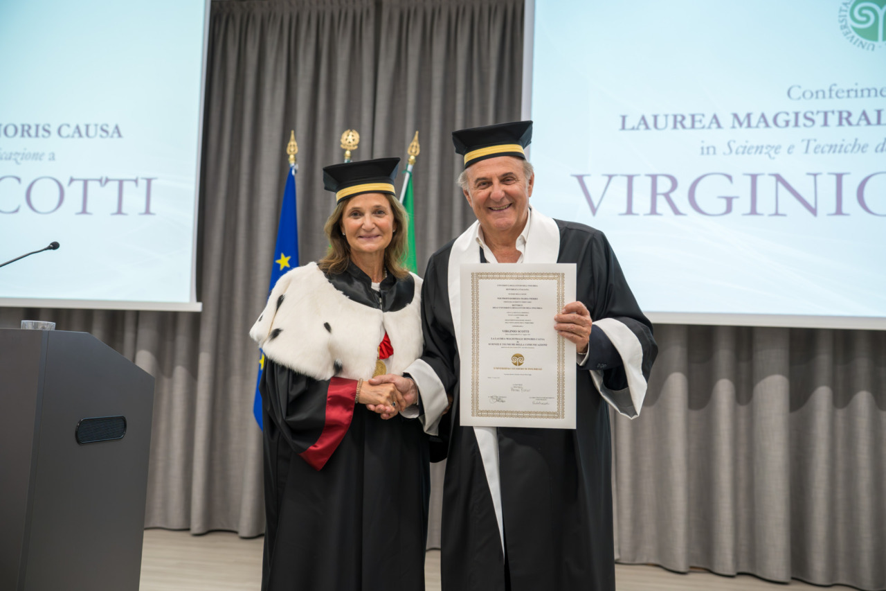 Gerry Scotti riceve la laurea honoris causa dall’Università dell’Insubria