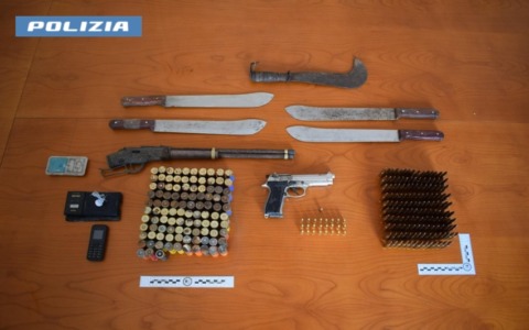 Intervento della Polizia di Stato: sequestri di droga e armi nei boschi