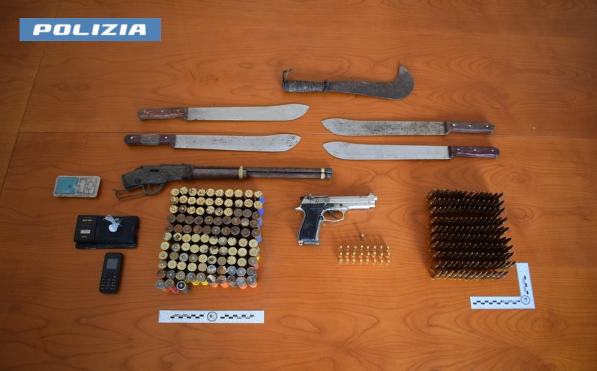 Intervento della Polizia di Stato: sequestri di droga e armi nei boschi